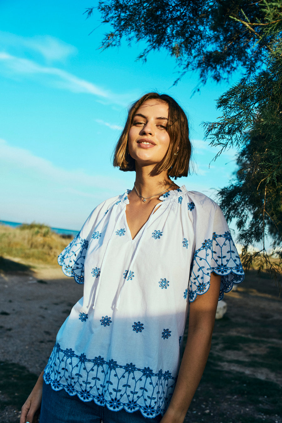 Fqiddi - blouse met geborduurd gatpatroon - wit en blauw