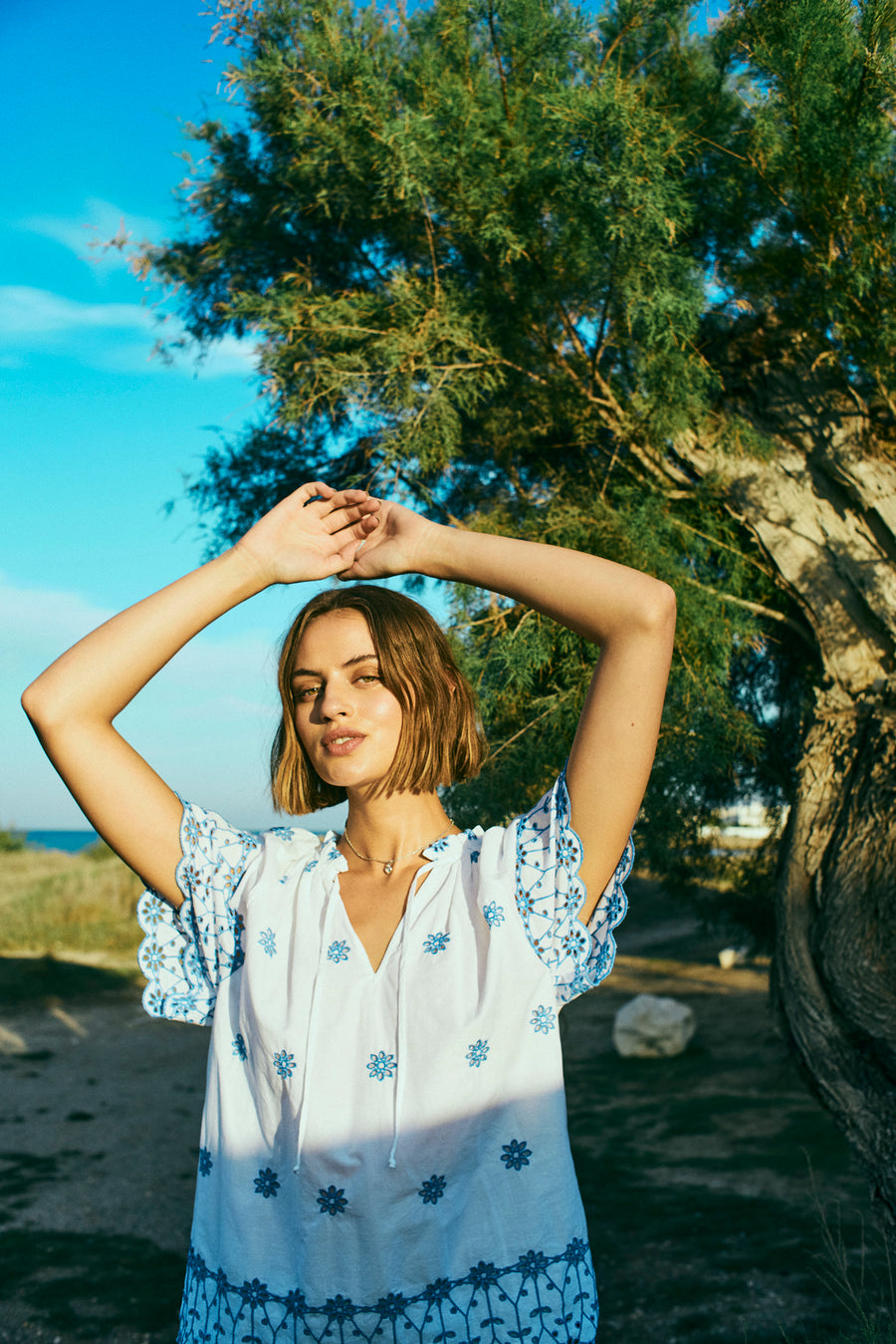 Fqiddi - blouse met geborduurd gatpatroon - wit en blauw
