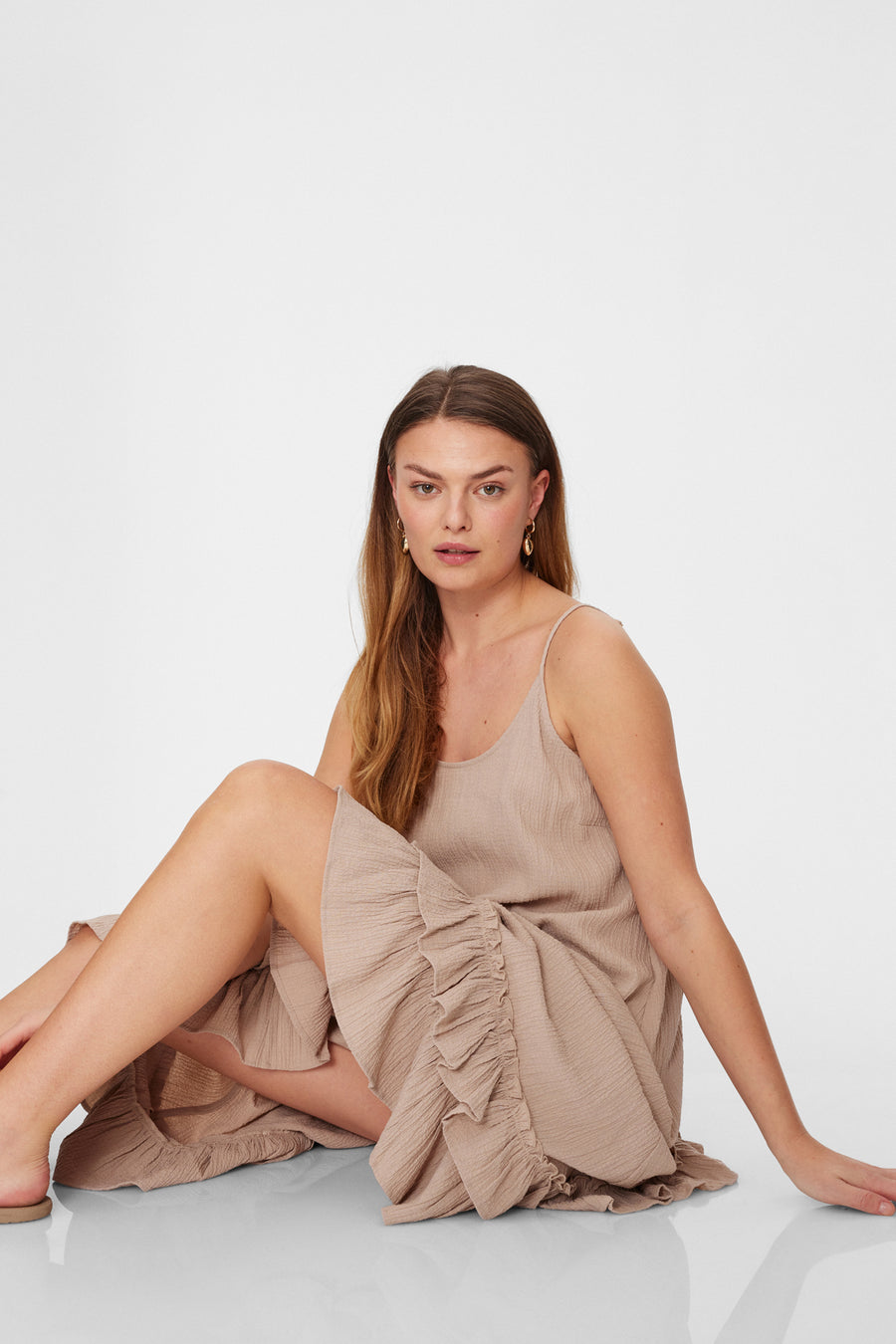 FQAMIA - DRESS WITH RUFFLES - BEIGE