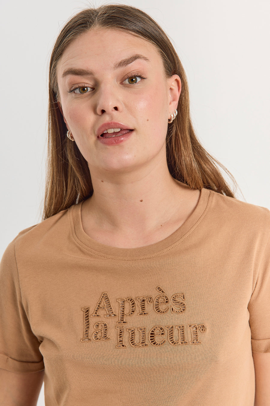 FQHEZEL - T-SHIRT WITH EMBROIDERED DETAIL - BROWN