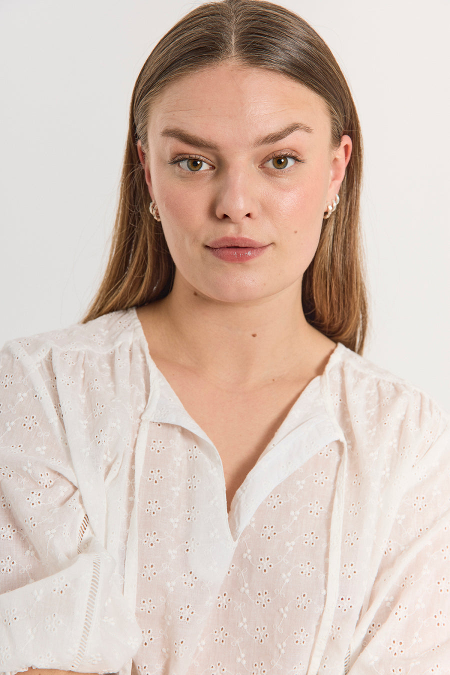 FQDIVA - BLOUSE WITH FLORAL HOLE PATTERN - WHITE