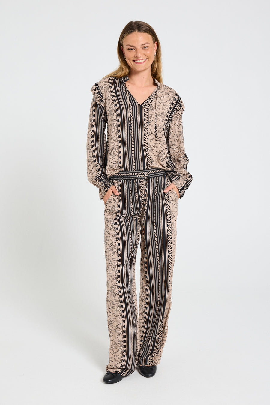 FQTIDY - PANTS WITH PRINT - BLACK AND BEIGE