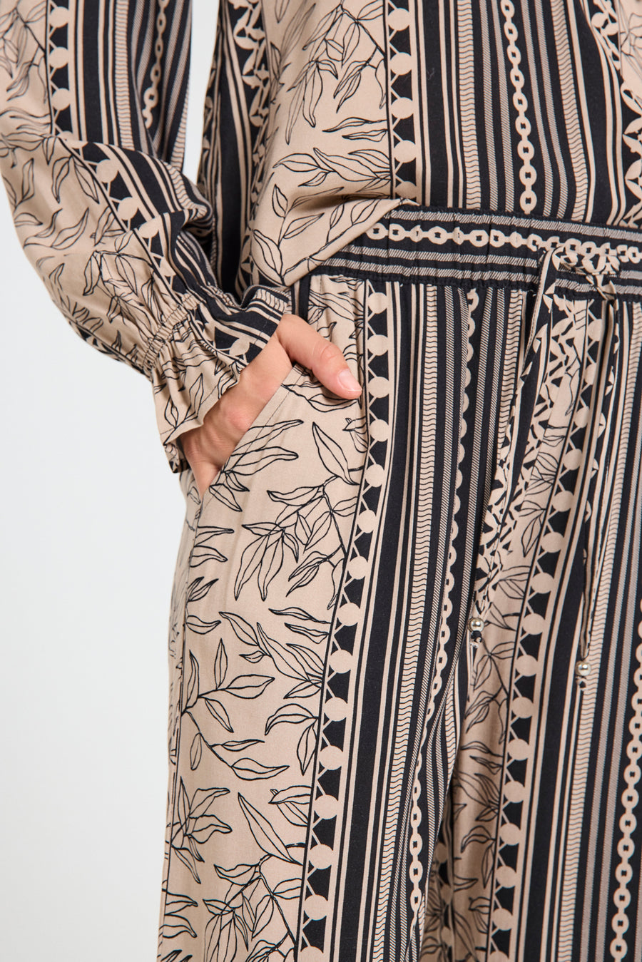 FQTIDY - PANTS WITH PRINT - BLACK AND BEIGE