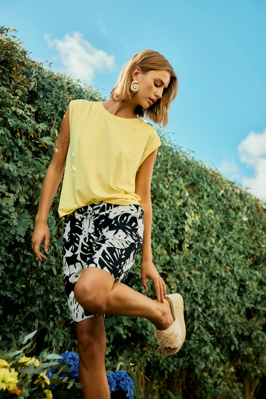 FQLAVISCO - FLORAL SHORTS - BEIGE AND BLACK