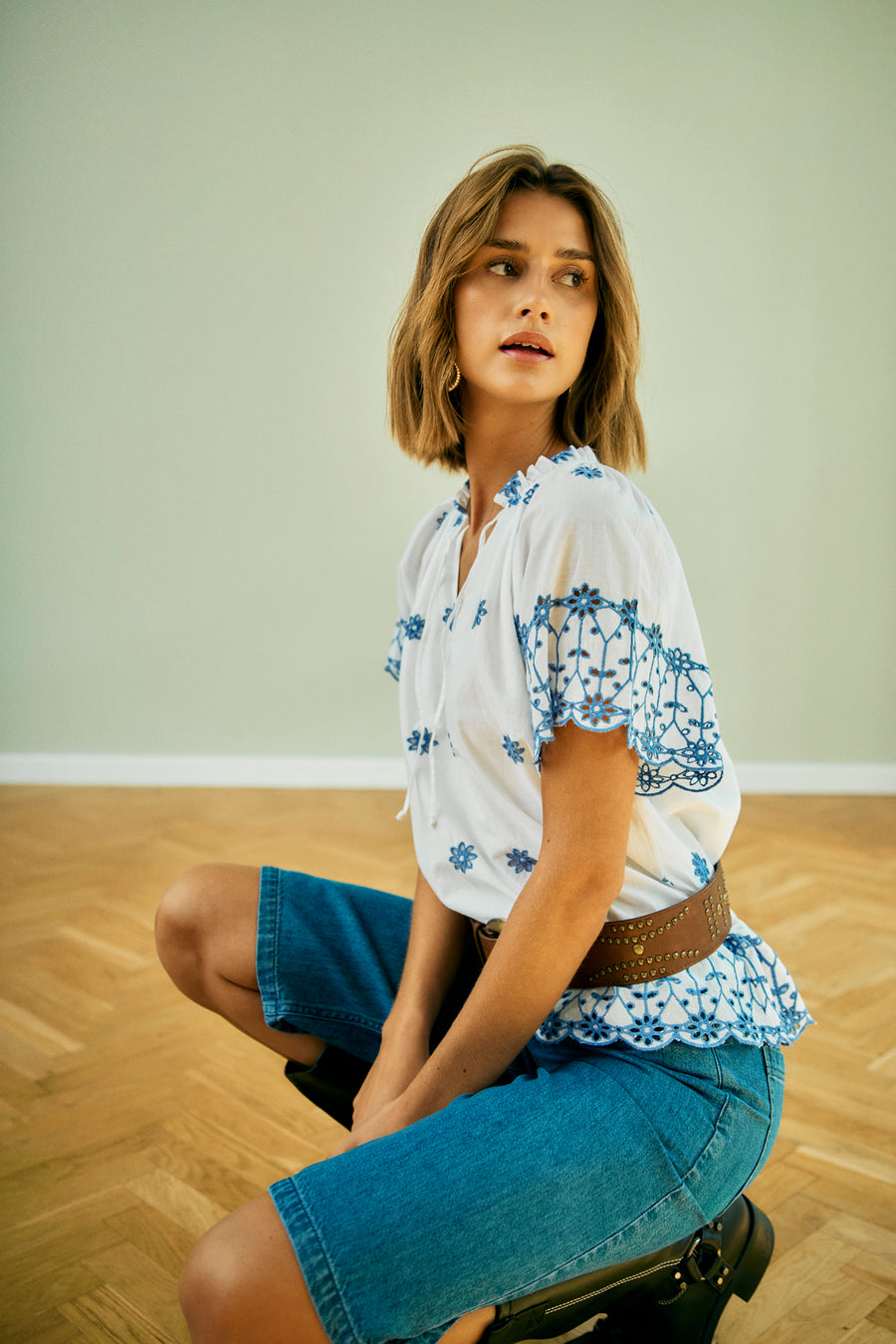Fqiddi - blouse met geborduurd gatpatroon - wit en blauw