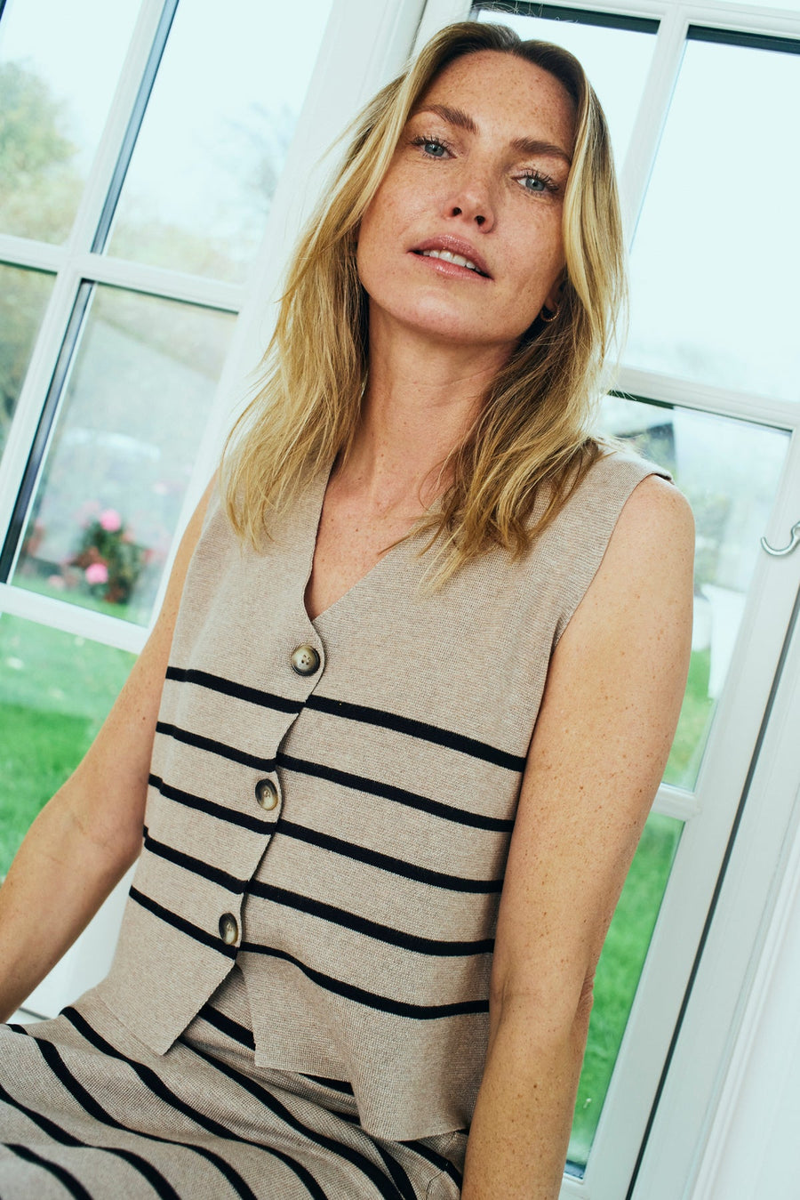Fqani - gebreide vest met strepen - beige en zwart