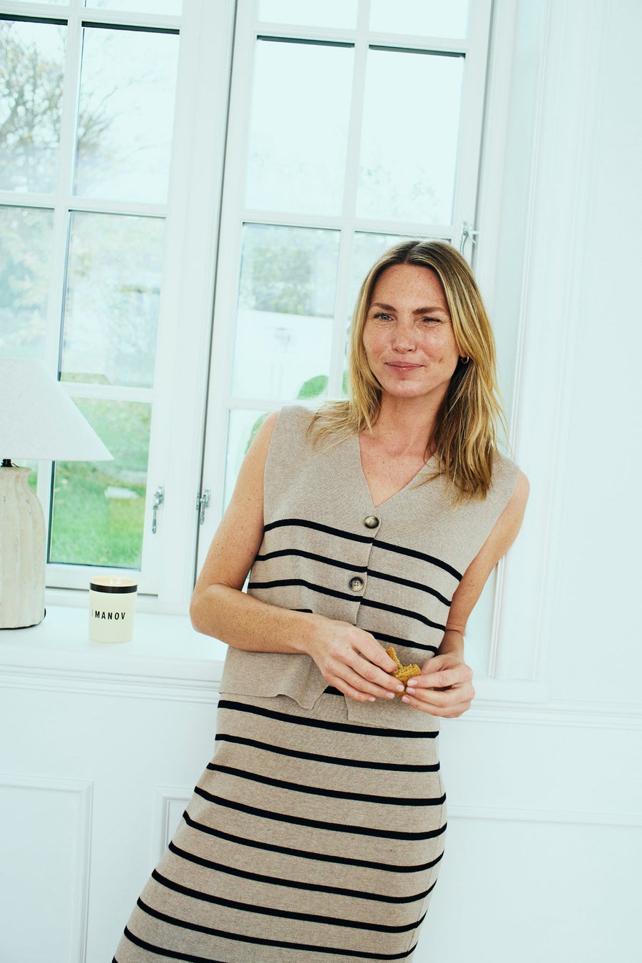 Fqani - gebreide vest met strepen - beige en zwart