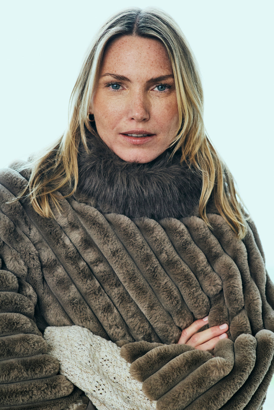 Fqkokan - faux bont poncho - bruin en beige