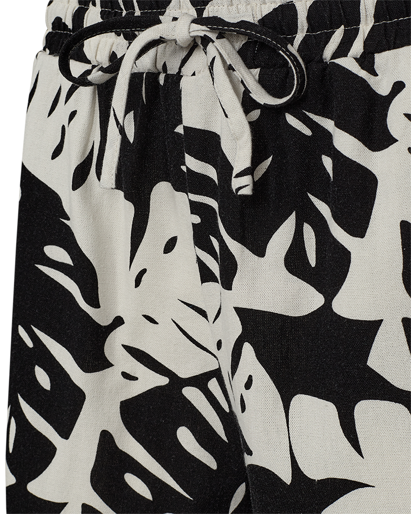 FQLAVISCO - FLORAL SHORTS - BEIGE AND BLACK